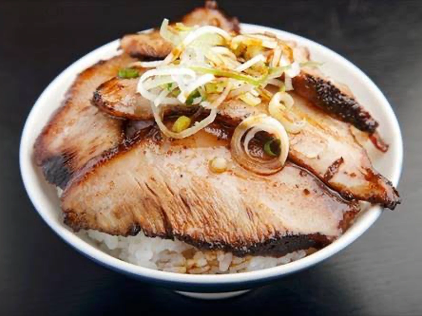 白いご飯に焼豚を重ねた焼豚丼の実物写真